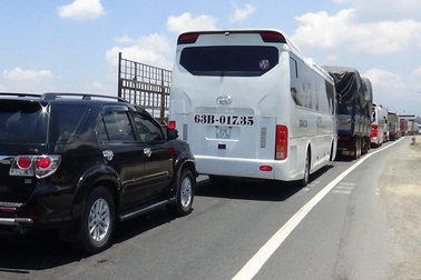 Tài xế dừng xe giữa đường đòi miễn giảm phí, BOT Ninh Lộc tắc dài, phải xả trạm