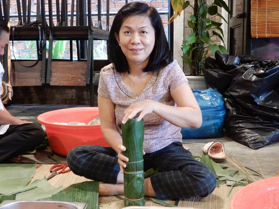 Xin nghỉ làm, tranh thủ vắng khách… gói bánh tét gửi người dân vùng lũ - 2 Xin nghỉ làm, tranh thủ vắng khách… gói bánh tét gửi người dân vùng lũ - 2