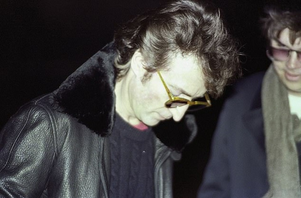 Khoảnh khắc huyền thoại âm nhạc John Lennon ký tên lưu niệm cho kẻ sát nhân - 1 Khoảnh khắc huyền thoại âm nhạc John Lennon ký tên lưu niệm cho kẻ sát nhân - 1