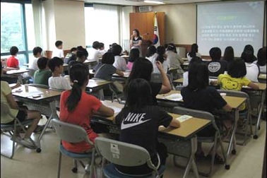 Hàn Quốc: Bất bình với thầy giáo, nữ sinh tự cứa tay mình