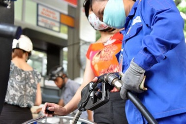 Xăng tăng giá kỷ lục: “Chính phủ không vì lợi ích cục bộ của doanh nghiệp!”