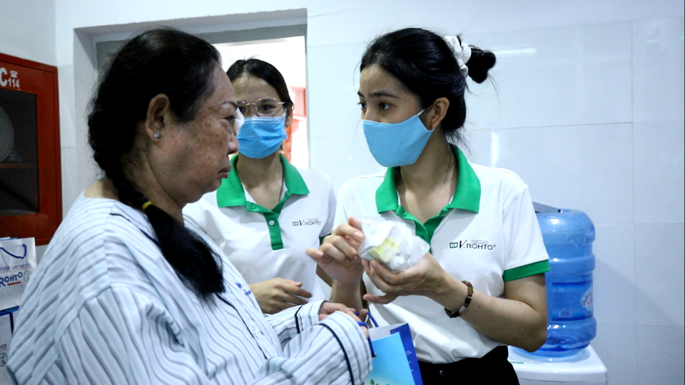 Trao cơ hội khám và mổ mắt miễn phí cho bà con vùng sâu vùng xa - 2 Trao cơ hội khám và mổ mắt miễn phí cho bà con vùng sâu vùng xa - 2