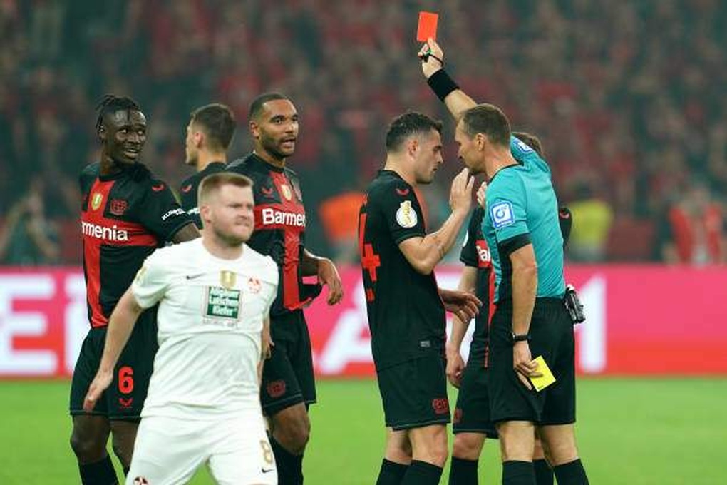 Chơi với 10 người, Bayer Leverkusen vẫn vô địch Cúp quốc gia Đức - 2 Chơi với 10 người, Bayer Leverkusen vẫn vô địch Cúp quốc gia Đức - 2