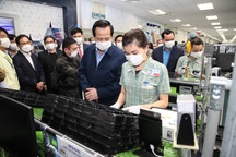 Bộ trưởng Đào Ngọc Dung: “Không để Covid-19 ảnh hưởng tới người lao động”