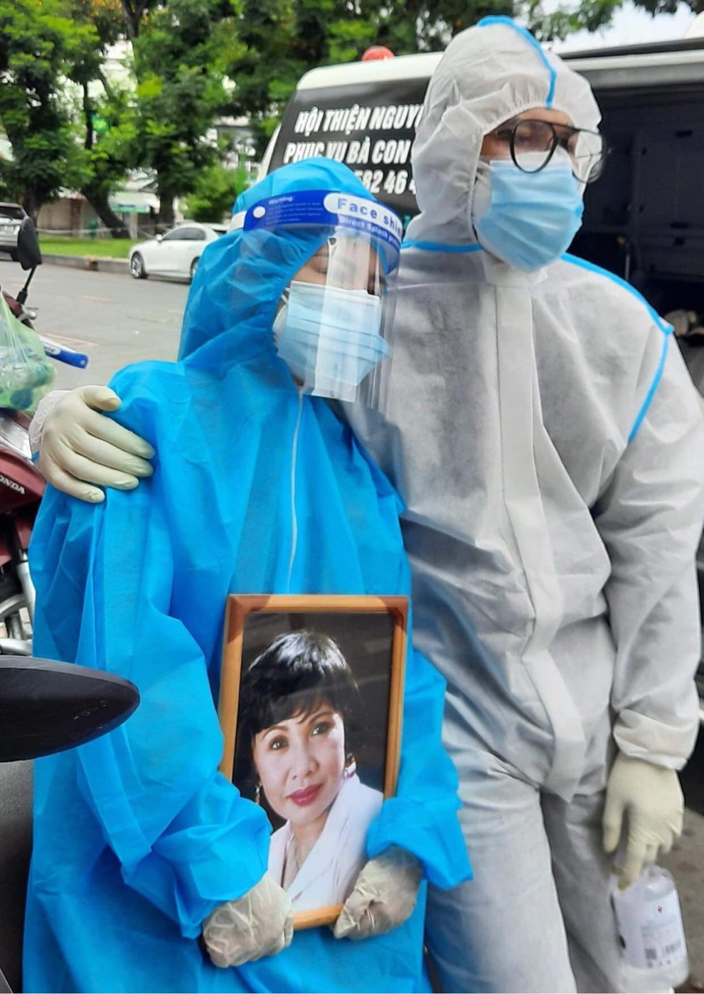 Việt Hương tất tả lúc nửa đêm giúp Bình Tinh lo tang lễ cho mẹ Bạch Mai - 5