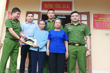 Niềm vui kép của góa phụ người Thái nuôi con tật nguyền