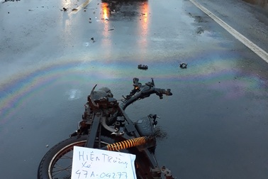 Nam thanh niên đi xe “mù” lao thẳng vào ô tô