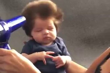 Bé 9 tuần tuổi với mái tóc "songoku" độc đáo