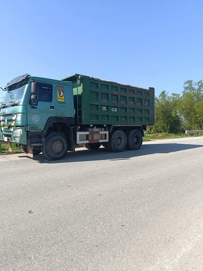 Thùng xe đã được che đậy cẩn thận, nên đã hạn chế được đất, cát rơi vãi ra đường Quốc lộ 37B