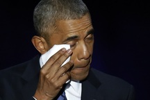 Tổng thống Obama khóc khi nói lời cảm ơn vợ con