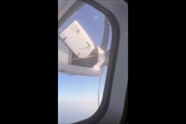 Hành khách thót tim khi nắp động cơ máy bay bị bung giữa trời