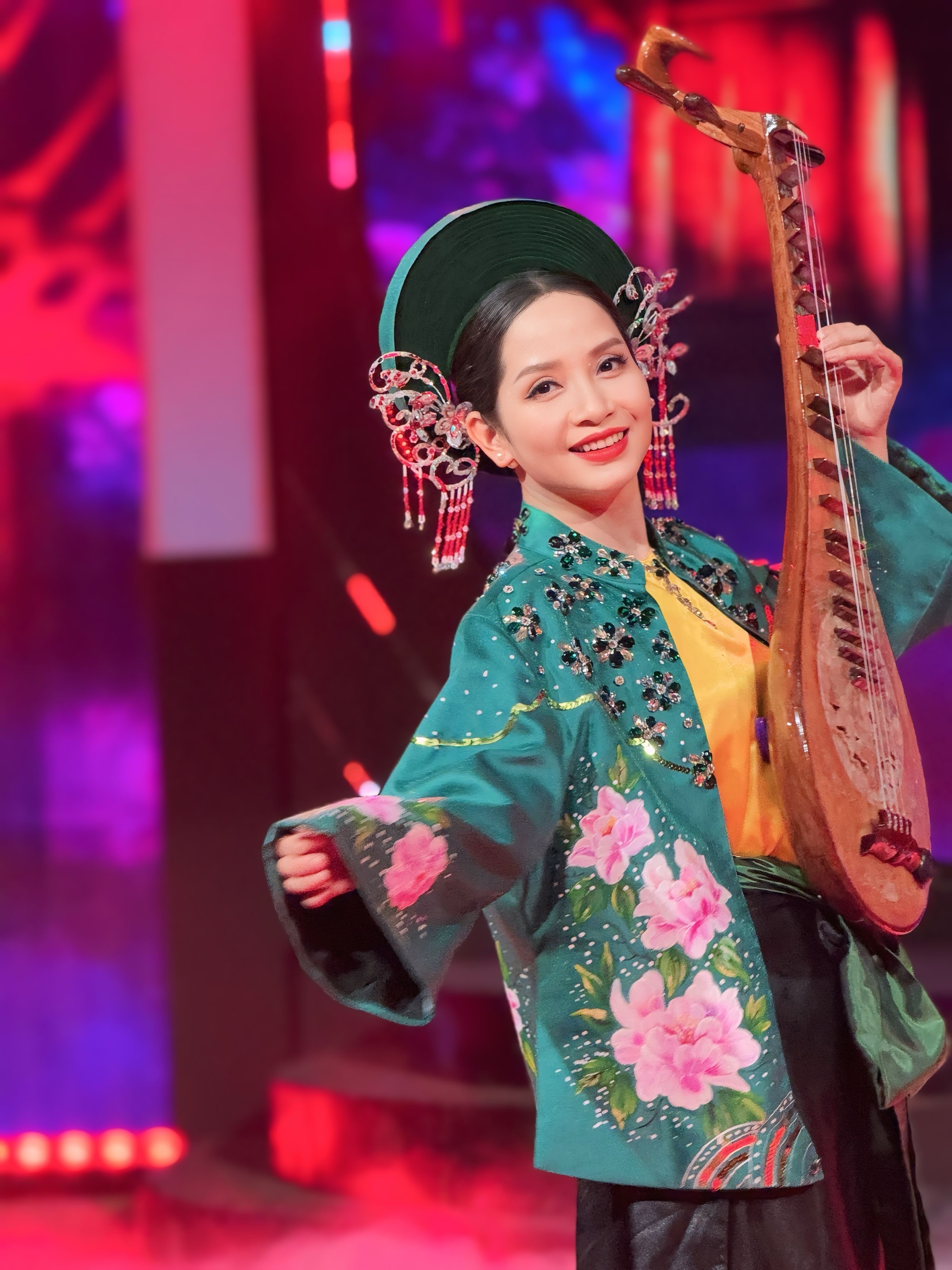 वु दियु थाओ ने पिपा के साथ मिलकर हज़ार पहाड़ों के जुड़वाँ गीतों को फिर से रचा - 1 Vũ Diệu Thảo làm mới Cô đôi thượng ngàn với đàn tỳ bà - 1