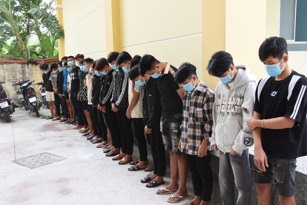 Triệu tập 24 thanh thiếu niên mang nhiều hung khí đi đánh nhau - 1 Triệu tập 24 thanh thiếu niên mang nhiều hung khí đi đánh nhau - 1