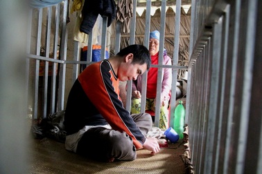 20 năm phải nhốt con trong cũi sắt, bữa cơm nào người mẹ già cũng khóc