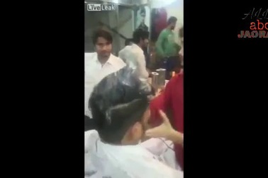 Du khách thót tim khi cắt tóc bằng... lửa