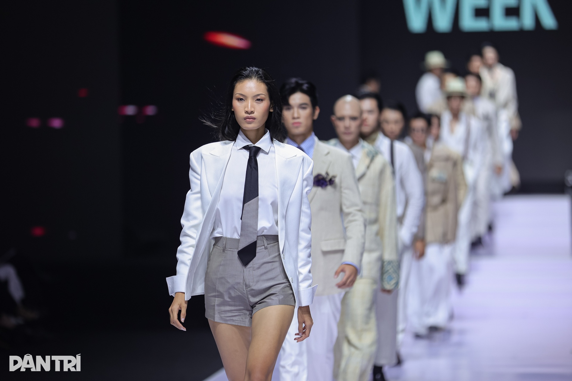 Mẫu Việt Huỳnh Tú Anh được các nhà mốt quốc tế săn đón sau show Chanel - 10 Mẫu Việt Huỳnh Tú Anh được các nhà mốt quốc tế săn đón sau show Chanel - 10