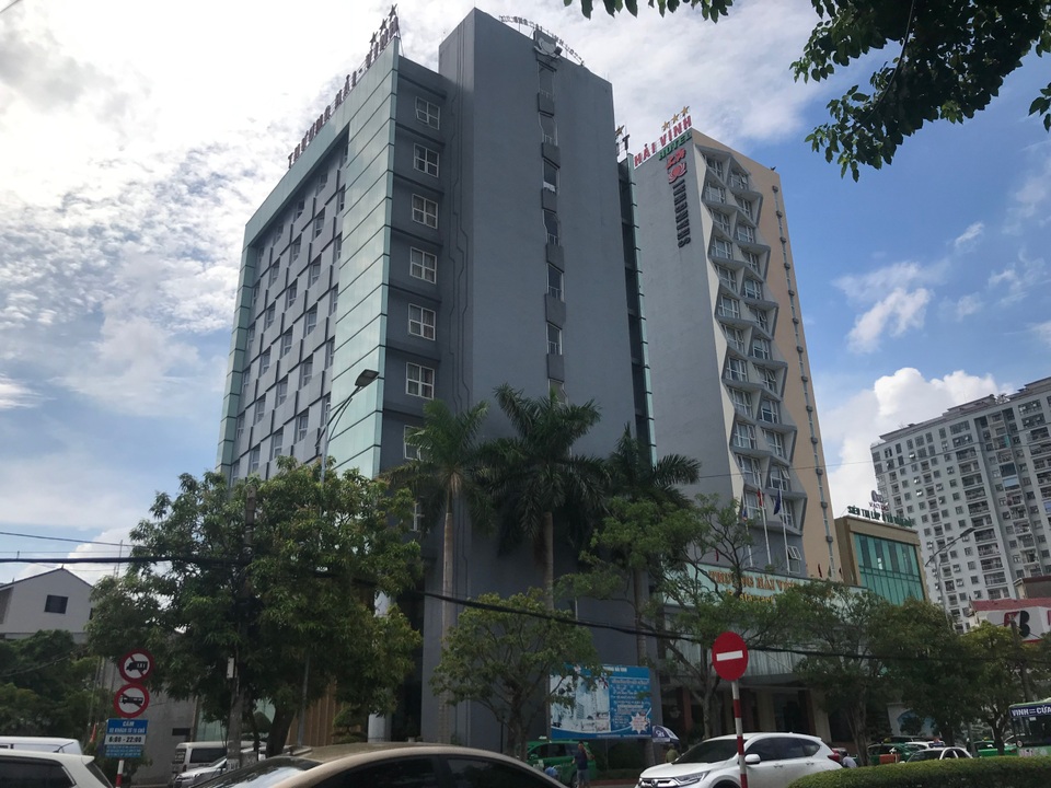 Theo mẹ đến khách sạn làm việc, bé 5 tuổi rơi từ tầng 9 tử vong - 1 Theo mẹ đến khách sạn làm việc, bé 5 tuổi rơi từ tầng 9 tử vong - 1