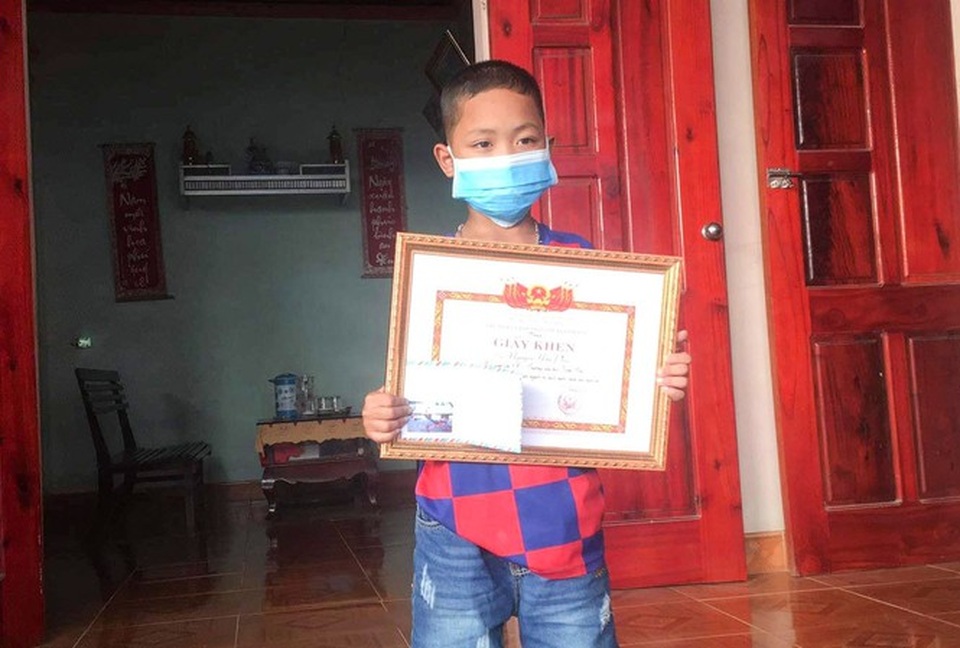 Học sinh lớp 3 dũng cảm cứu 2 em nhỏ đuối nước tiếp tục được tặng giấy khen - 1 Học sinh lớp 3 dũng cảm cứu 2 em nhỏ đuối nước tiếp tục được tặng giấy khen - 1