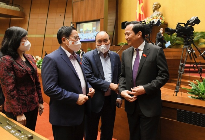 Bộ trưởng Đào Ngọc Dung trao đổi với Thủ tướng Phạm Minh Chính, Chủ tịch nước Nguyễn Xuân Phúc và các đại biểu QH trong giờ giải lao