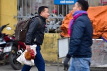 Người dân mang gà, vịt trở lại thủ đô sau kỳ nghỉ Tết Nguyên đán