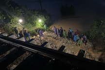 Hơn 100 người trắng đêm "vá" đường sắt Bắc - Nam