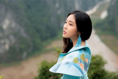 Đại sứ áo dài Việt Nam khoe bộ ảnh tuyệt đẹp trên đỉnh Hang Múa