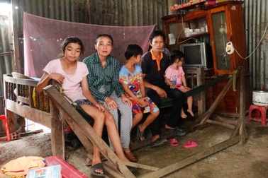 Nuôi vợ động kinh và 3 con nhỏ, người chồng phụ hồ ước có mái nhà lành lặn