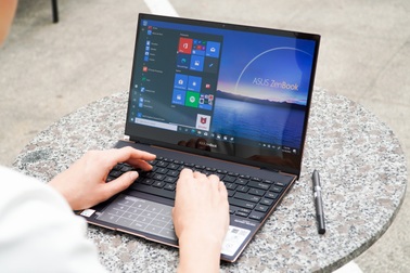 Cận cảnh Zenbook Flip S: màn hình cảm ứng, xoay gập 360 độ