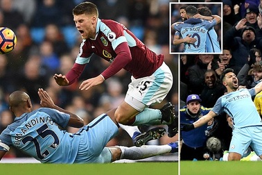 10 người Man City giành chiến thắng trước Burnley