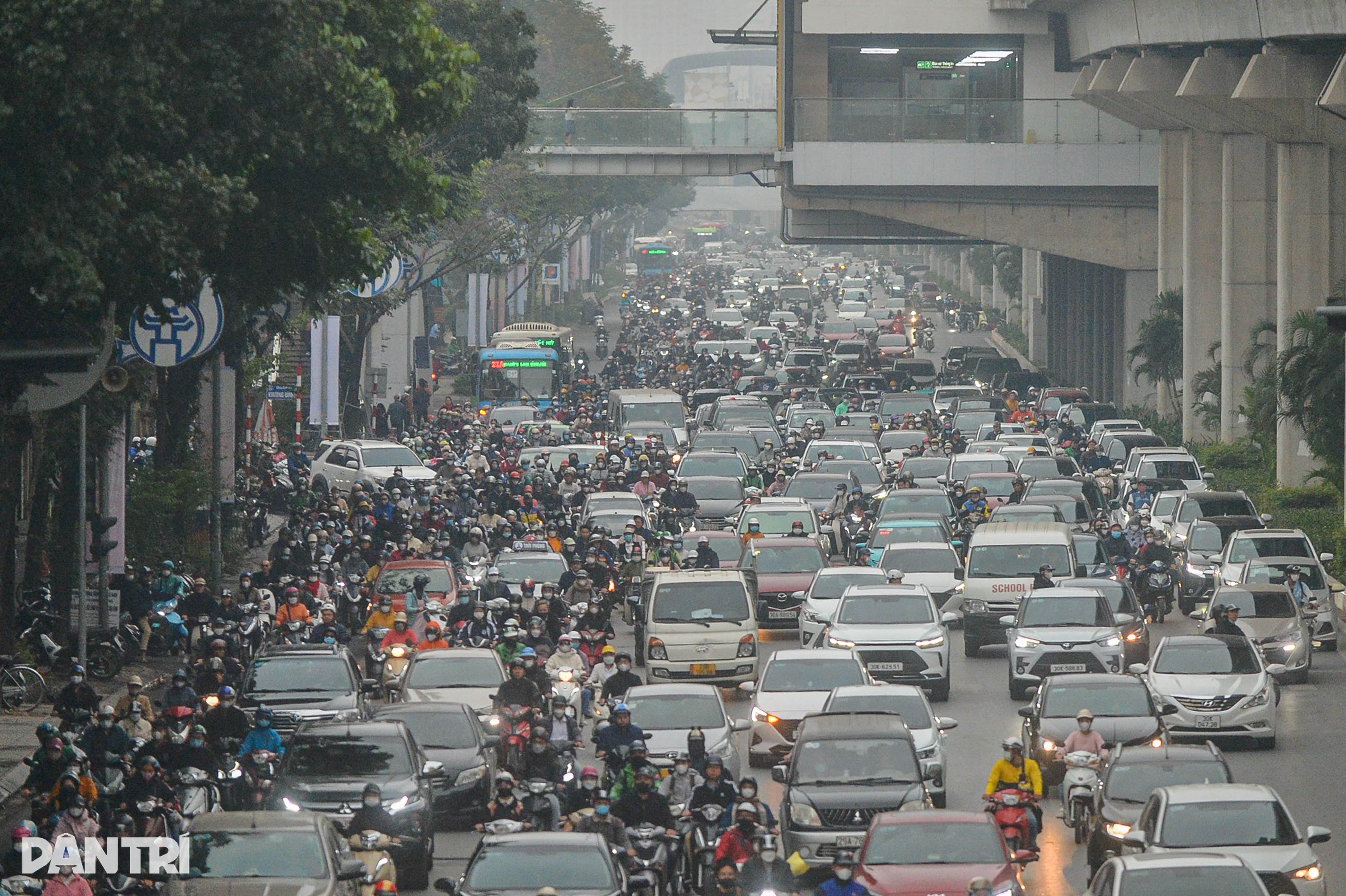 2024年最初の仕事日に交通渋滞、人々は苦労 - 3 Đường phố ùn tắc, người dân chật vật trong ngày đi làm đầu năm 2024 - 3