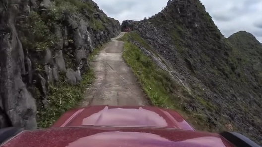 Cung đường núi cheo leo khiến nhiều người rùng mình