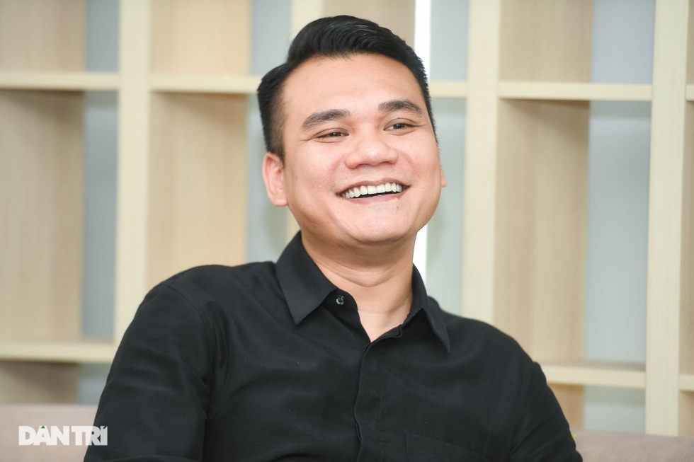Khắc Việt: Từ quá khứ ăn mì tôm sống chạy show đến ông trùm bất động sản - 3 Khắc Việt: Từ quá khứ ăn mì tôm sống chạy show đến ông trùm bất động sản - 3