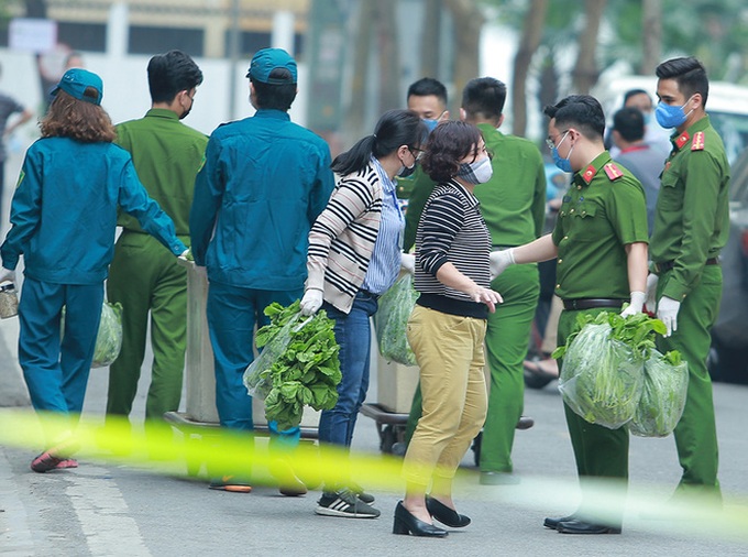 Công an, bảo vệ tổ dân phố đẩy xe phát thực phẩm miễn phí cho người dân Trúc Bạch đang bị cách ly - Ảnh 2. Công an, bảo vệ tổ dân phố đẩy xe phát thực phẩm miễn phí cho người dân Trúc Bạch đang bị cách ly - Ảnh 2.