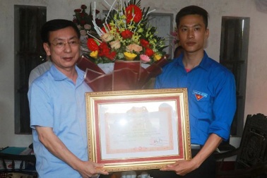 Trao Bằng khen của Thủ tướng đến cựu quân nhân nhảy cầu cao 30 m cứu người