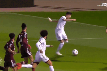 Cầu thủ solo từ giữa sân, rồi lập siêu phẩm... đánh gót