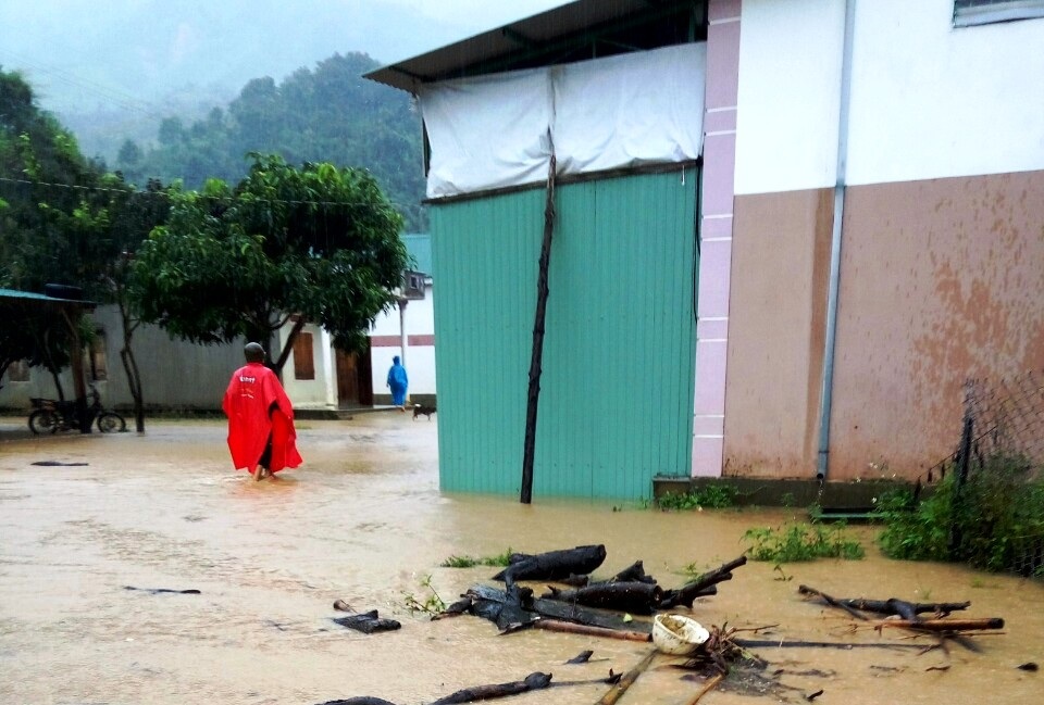  Chính quyền giúp di dời hàng trăm hộ dân cùng tài sản ra khỏi vùng lũ - 8