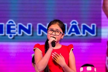 Quán quân Giọng hát Việt nhí Thiện Nhân được trao học bổng 