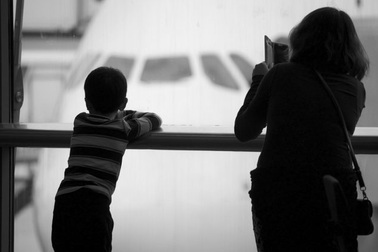 Ngang nhiên bắt cóc trẻ con giữa sân bay đông người