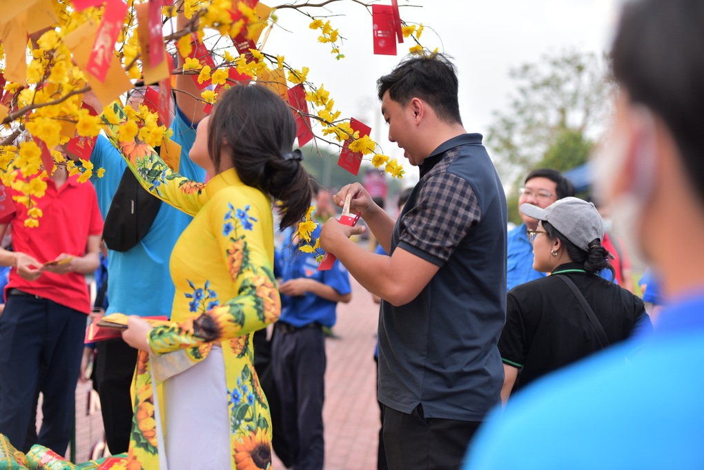 Bia Saigon lan tỏa Tết ấm áp đến người lao động, ngư dân, chiến sĩ - 6 Bia Saigon lan tỏa Tết ấm áp đến người lao động, ngư dân, chiến sĩ - 6