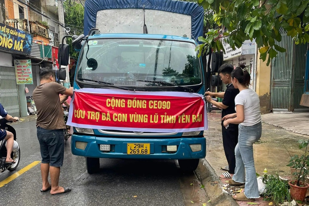 Người dân TPHCM thức trắng đêm, cấp tốc gom hàng gửi ra miền Bắc - 4 Người dân TPHCM thức trắng đêm, cấp tốc gom hàng gửi ra miền Bắc - 4
