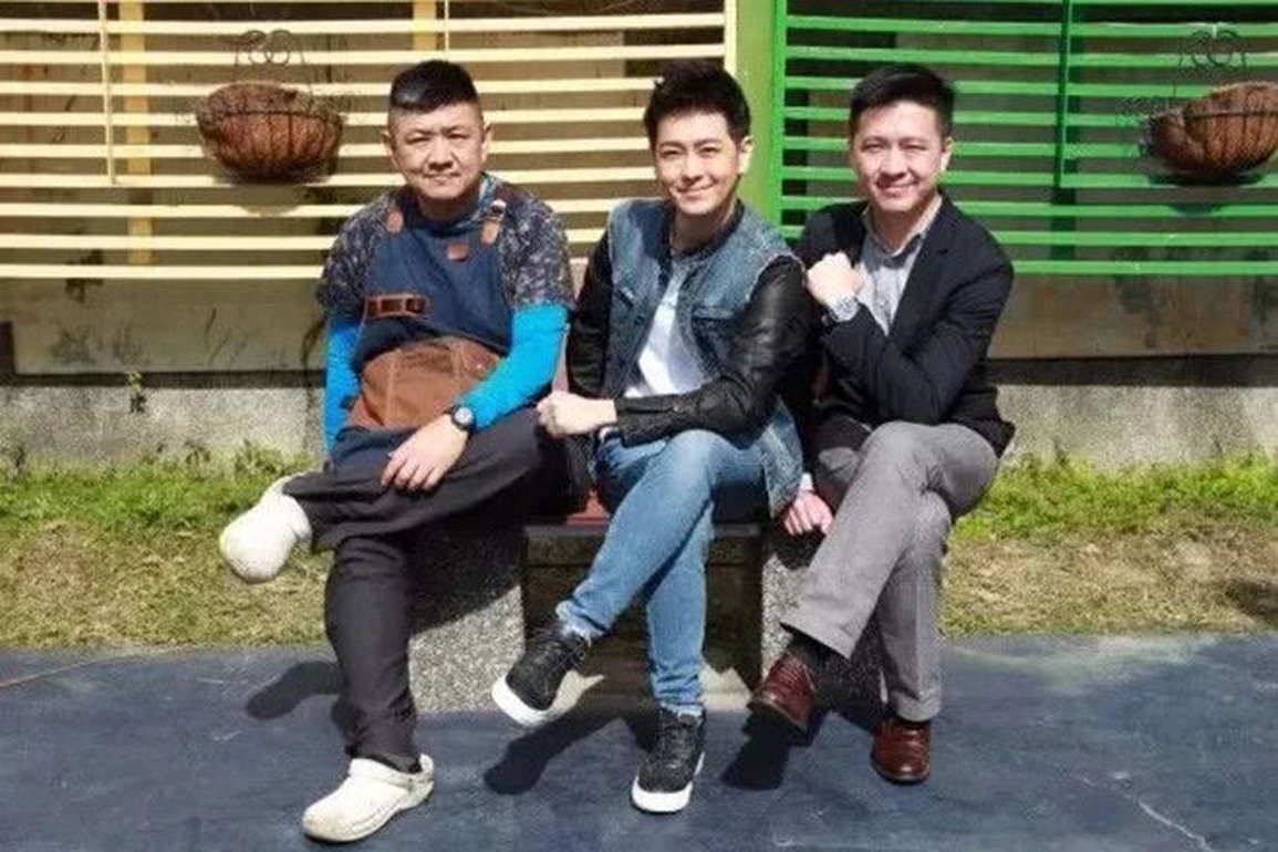 Anh trai nam nghệ sĩ sở hữu 3.700 tỷ đồng vất vả mưu sinh ở chợ đêm - 8 Anh trai nam nghệ sĩ sở hữu 3.700 tỷ đồng vất vả mưu sinh ở chợ đêm - 8
