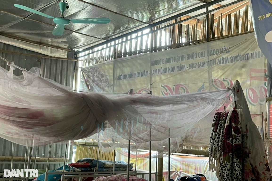 Xót xa gần một trăm học sinh nghèo nằm sạp gỗ, giường tre bám trường - 4 Xót xa gần một trăm học sinh nghèo nằm sạp gỗ, giường tre bám trường - 4
