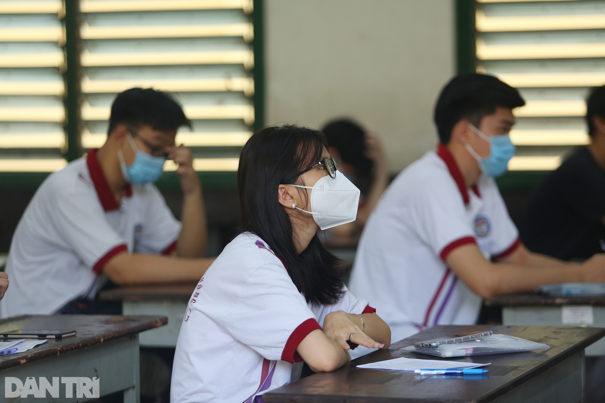 Thí sinh thi tốt nghiệp ở TPHCM được phát kính chống giọt bắn phòng Covid - 9 Thí sinh thi tốt nghiệp ở TPHCM được phát kính chống giọt bắn phòng Covid - 9