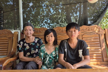 Bà lão gần 80 tuổi chỉ biết cầu nguyện mỗi lần 2 chắt bị ốm