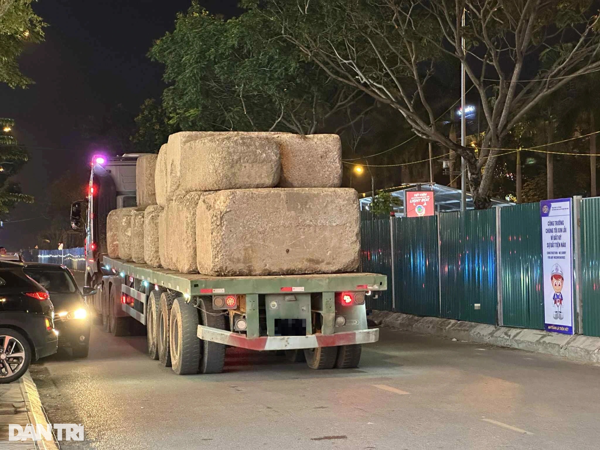 Phân luồng ở Đại lộ Thăng Long: Giao thông hỗn loạn, bỏ xe đi bộ về nhà - 2