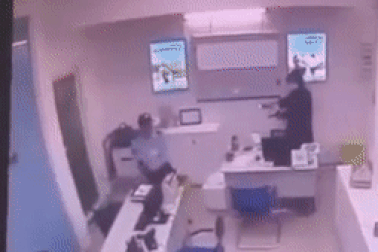 Camera ghi lại cảnh tên cướp nghi dùng súng cướp ngân hàng tại Đà Nẵng