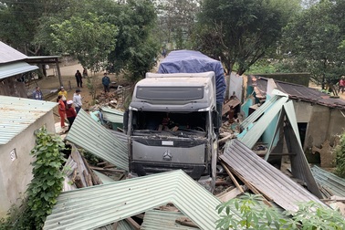 Vụ xe đầu kéo đâm sập nhà dân: Tài xế có nồng độ cồn cao