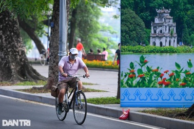 Người dân Hà Nội nườm nượp ra đường tập thể dục sau lệnh nới lỏng