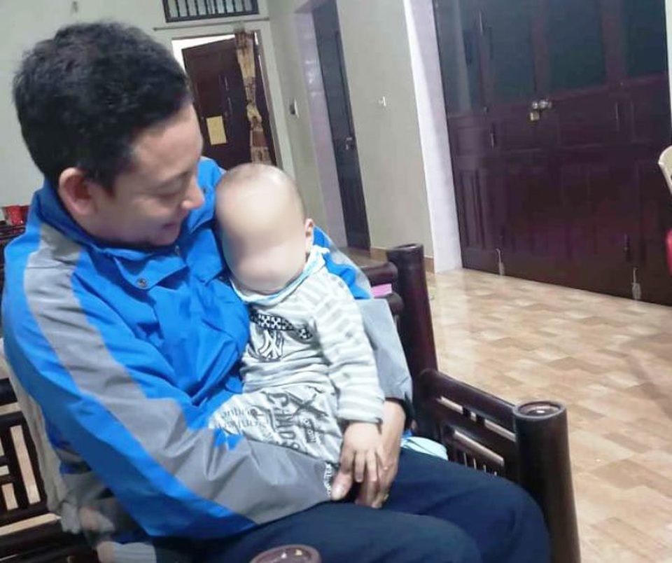 Bé trai một tuổi bị bỏ rơi vì gia đình lục đục - 1 Bé trai một tuổi bị bỏ rơi vì gia đình lục đục - 1