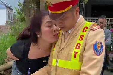 Vụ người phụ nữ lăng mạ CSGT: Đòi "hôn CSGT đến chết"